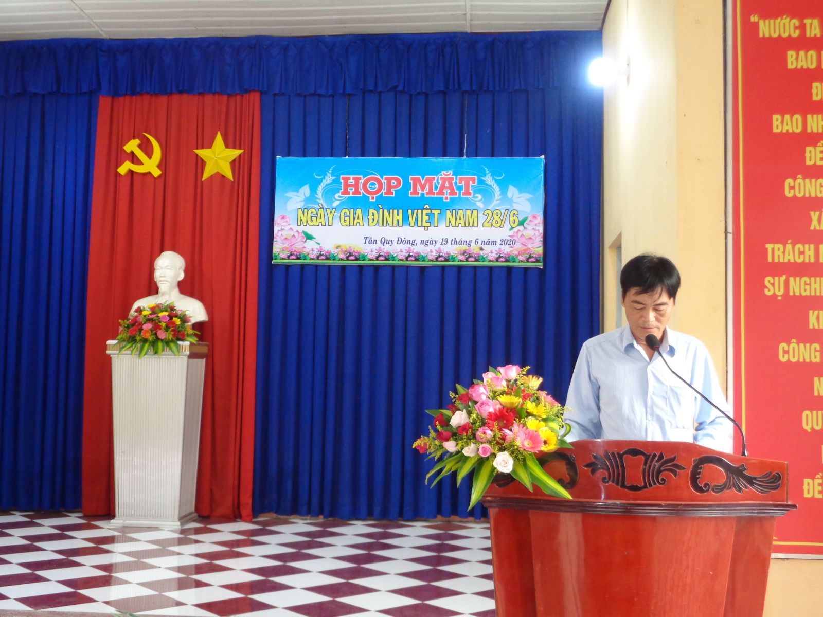 Đại diện hộ gia đình tiêu biểu tham luận tại buổi họp mặt