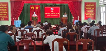 Phường Tân Quy Đông tổ chức Lễ trao tặng huy hiệu 40 năm tuổi Đảng nhân dịp kỷ niệm 135 năm ngày sinh Bác Hồ 19/5 Phường Tân Quy Đông tổ chức Lễ trao tặng huy hiệu 40 năm tuổi Đảng nhân dịp kỷ niệm 135 năm ngày sinh Bác Hồ 19/5